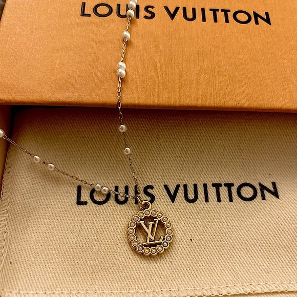 𝐇𝐀𝐍𝐃𝐌𝐀𝐃𝐄 𝐋𝐕 𝐂𝐇𝐀𝐑𝐌 𝐍𝐄𝐂𝐊𝐋𝐀𝐂𝐄 - Picture 3 of 4